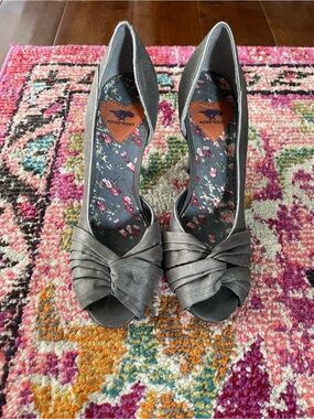 Rocket Dog Metallic Gray Knotted Peep-Toe Heels